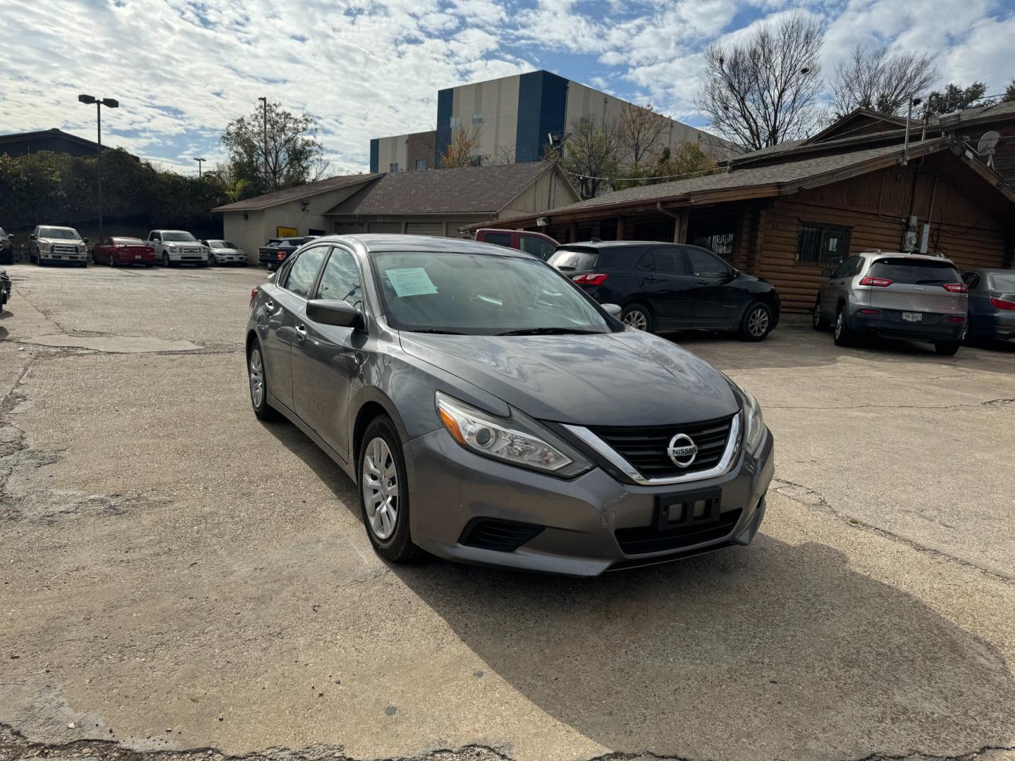 2016 Nissan Altima 2.5 SL (1N4AL3AP6GN) with an 2.5L L4 DOHC 16V engine, CVT transmission, located at 945 E. Jefferson Blvd, Dallas, TX, 75203, (214) 943-7777, 32.752514, -96.811630 - Photo#1